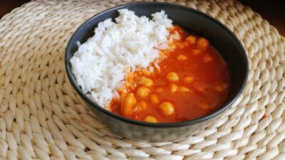 Poznaj przepis na pomidorowe curry z ciecierzycy z ryżem od dietetyk olsztyn z poradni nasza dieta